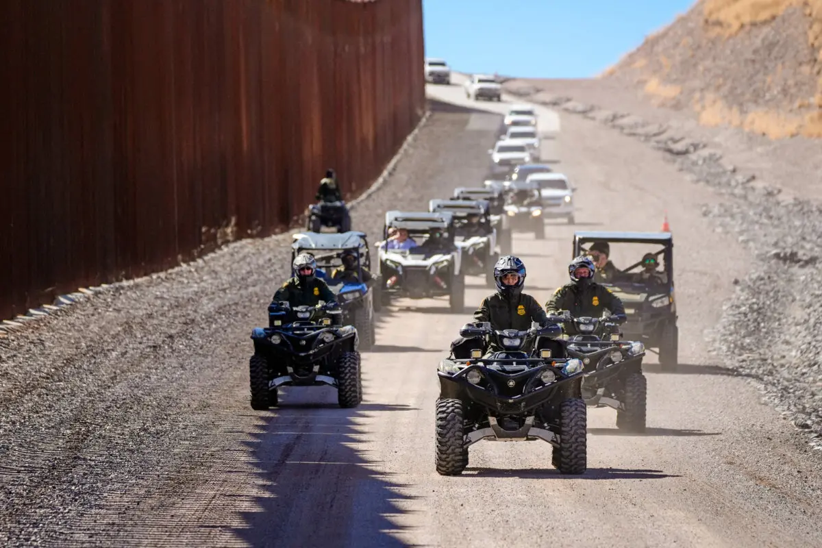 La secretaria de Seguridad Nacional, Kristi Noem (centro), conduce un vehículo todoterreno durante un recorrido por el muro fronterizo de Nogales en el puerto de entrada de Mariposa, en Nogales, Arizona, el 15 de marzo de 2025. (Alex Brandon/AFP vía Getty Images)