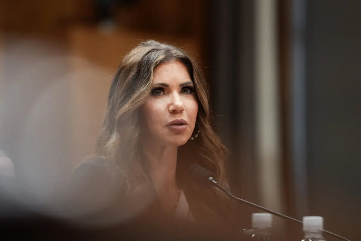 La secretaria de Seguridad Nacional, Kristi Noem, testifica ante el Comité Senatorial de Seguridad Nacional y Asuntos Gubernamentales en el Capitolio, en Washington, el 20 de mayo de 2025. (Madalina Vasiliu/The Epoch Times).