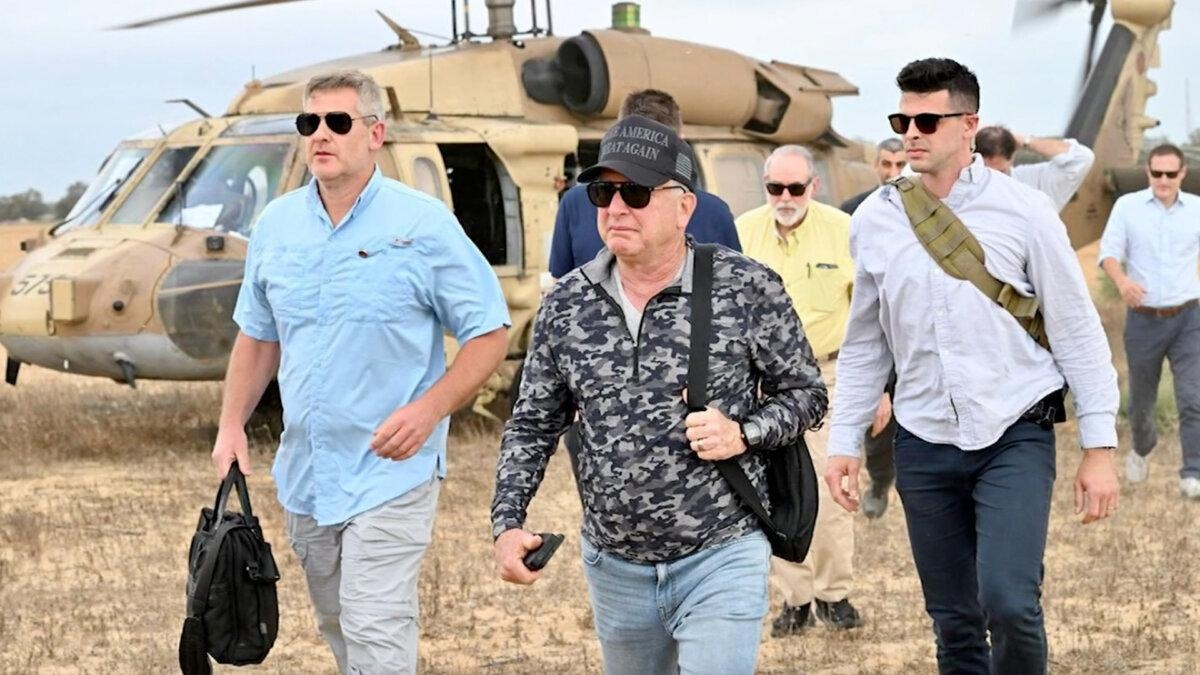 El enviado especial para Oriente Medio, Steve Witkoff, y el embajador de Estados Unidos en Israel, Mike Huckabee, visitan Gaza el 1 de agosto de 2025. (Embajador Mike Huckabee/X)