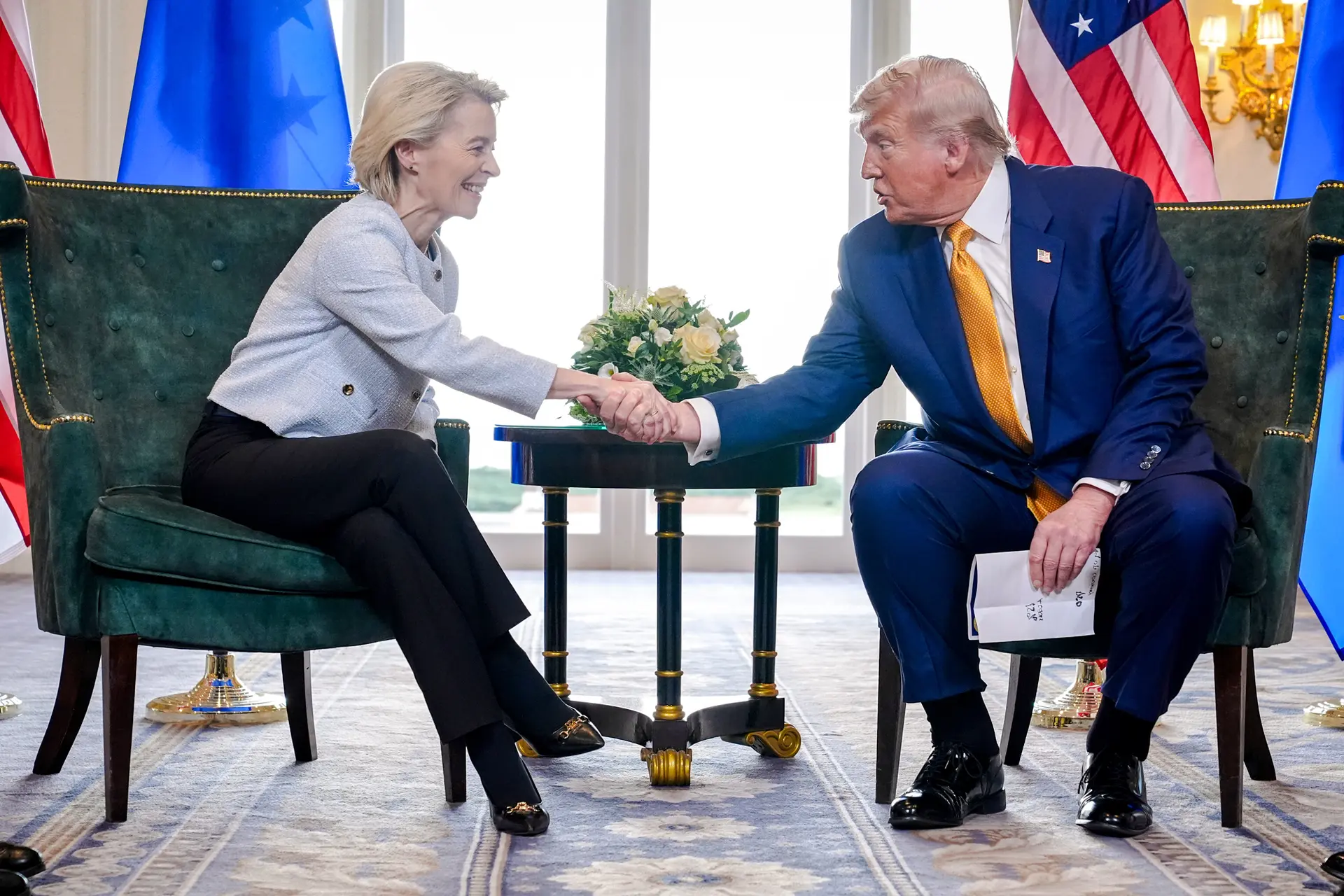 El presidente de Estados Unidos, Donald Trump, y la presidenta de la Comisión Europea, Ursula von der Leyen, se dan la mano tras alcanzar un acuerdo comercial en el campo de golf Trump Turnberry, en Turnberry (Escocia), el 27 de julio de 2025. En virtud del acuerdo, Estados Unidos impondrá aranceles del 15 por ciento a las exportaciones de la UE, y el bloque comprará 750 000 millones de dólares en energía estadounidense e invertirá 600 000 millones de dólares en Estados Unidos para 2028. (Jacquelyn Martin/Foto de AP)