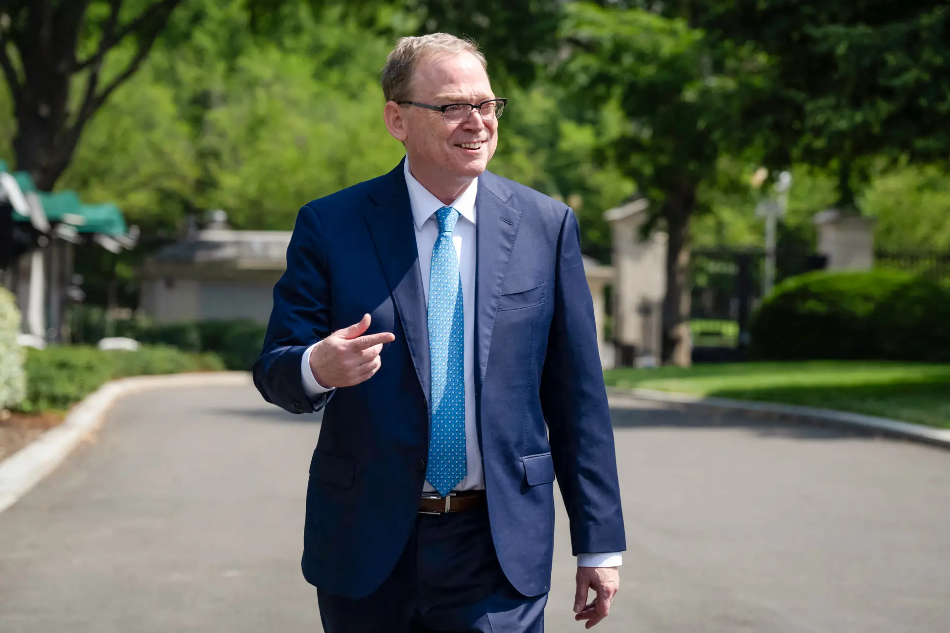 Kevin Hassett, director del Consejo Económico Nacional de la Casa Blanca, camina hacia el ala oeste de la Casa Blanca el 30 de junio de 2025. Hassett dijo que Beijing sigue sin cumplir sus compromisos sobre los envíos de tierras raras, a pesar de los recientes aumentos. (Andrew Caballero-Reynolds/AFP a través de Getty Images)