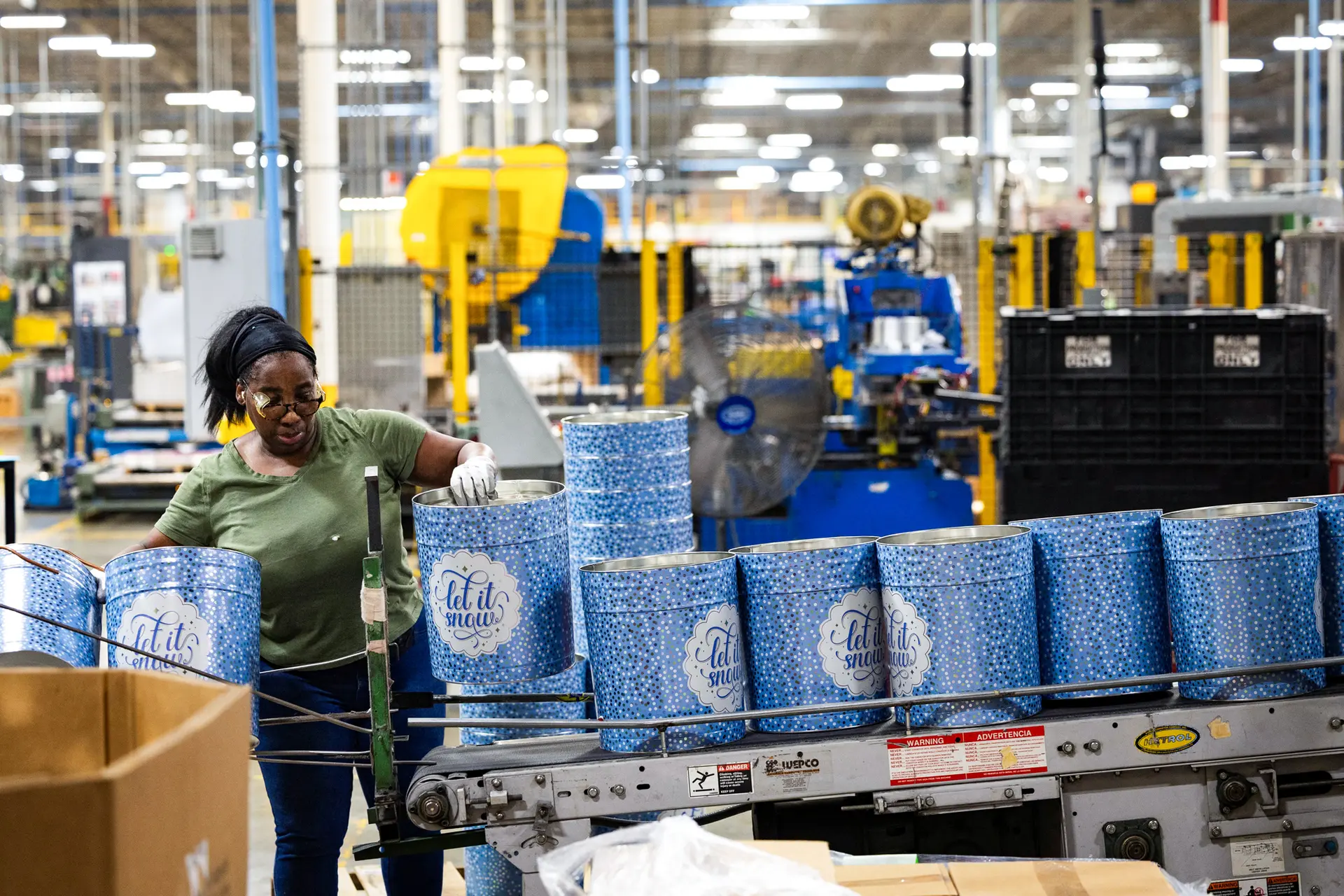Un empleado de Independent Can Company trabaja en la línea de fabricación en Belcamp, Maryland, el 25 de junio de 2025. El presidente Donald Trump lleva mucho tiempo defendiendo los aranceles para reactivar la industria manufacturera estadounidense y potenciar el empleo nacional. Los expertos advierten de que la relocalización sigue siendo difícil tras décadas de declive industrial, escasez de mano de obra y retos normativos. (Ryan Collerd/AFP a través de Getty Images)