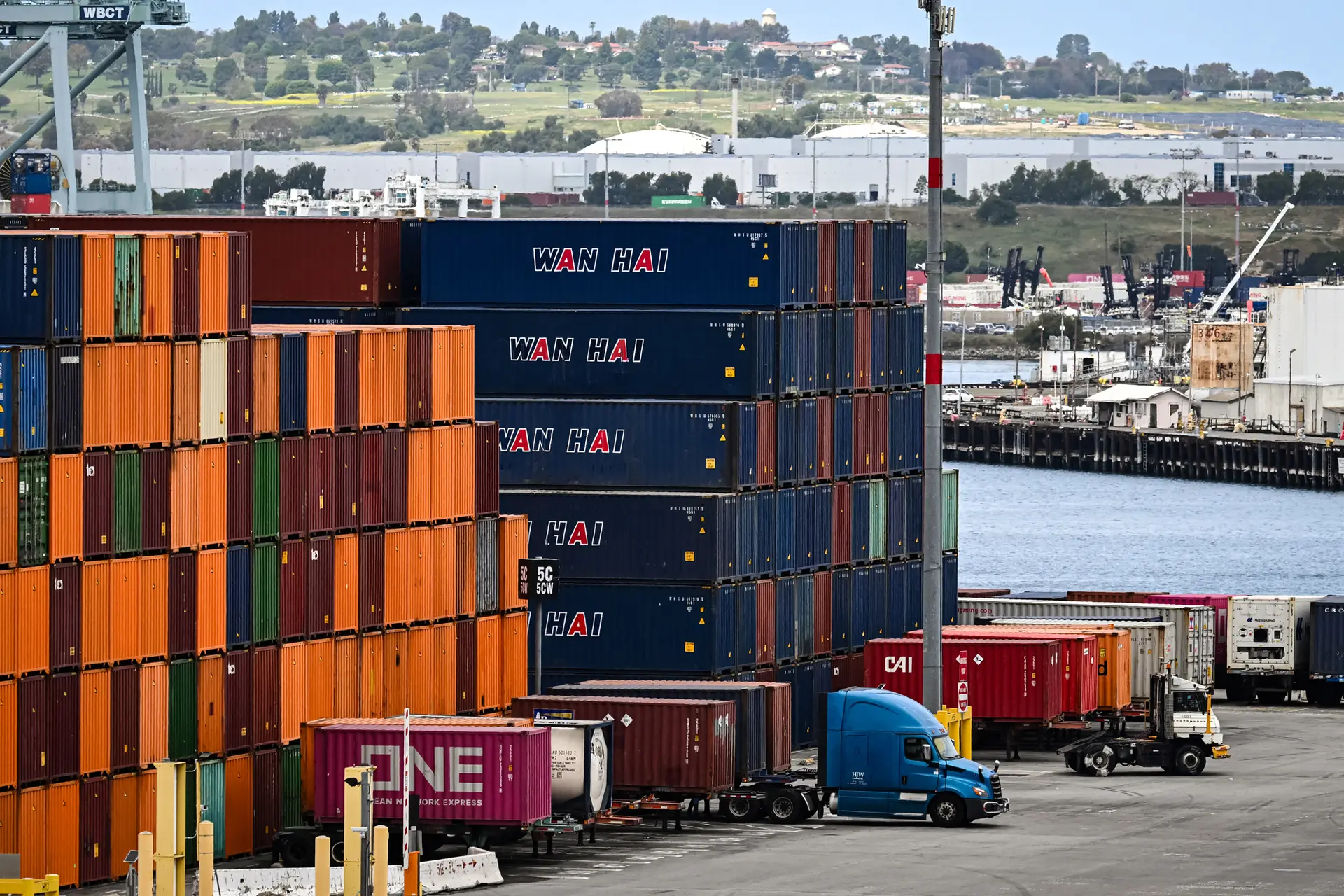 Contenedores de carga apilados en el puerto de Los Ángeles, en San Pedro (California), el 15 de abril de 2025. La Administración Trump se enfrenta a continuas disputas comerciales, incluidas las tensiones con China por los minerales de tierras raras, mientras presiona para reducir la dependencia de Estados Unidos del suministro chino mediante la inversión nacional. (Patrick T. Fallon/AFP a través de Getty Images)