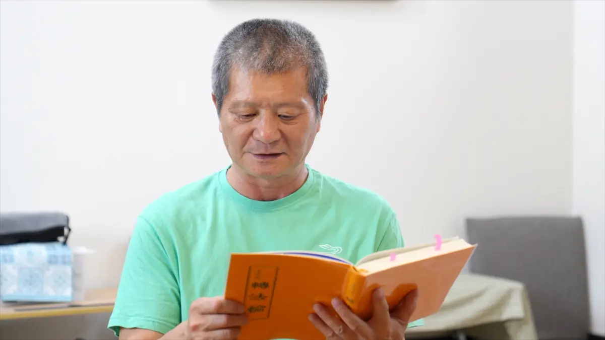Lee Yunchin lee Zhuan Falun, el texto principal de Falun Dafa. (NTD).