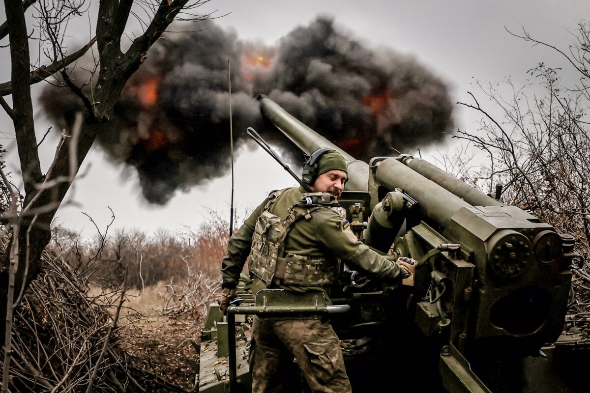 Un soldado de la 24.ª Brigada Mecanizada de Ucrania dispara un obús contra las fuerzas rusas cerca de Chasiv Yar, Ucrania, el 18 de noviembre de 2024. (Oleg Petrasiuk/Fuerzas Armadas de Ucrania/vía Reuters).