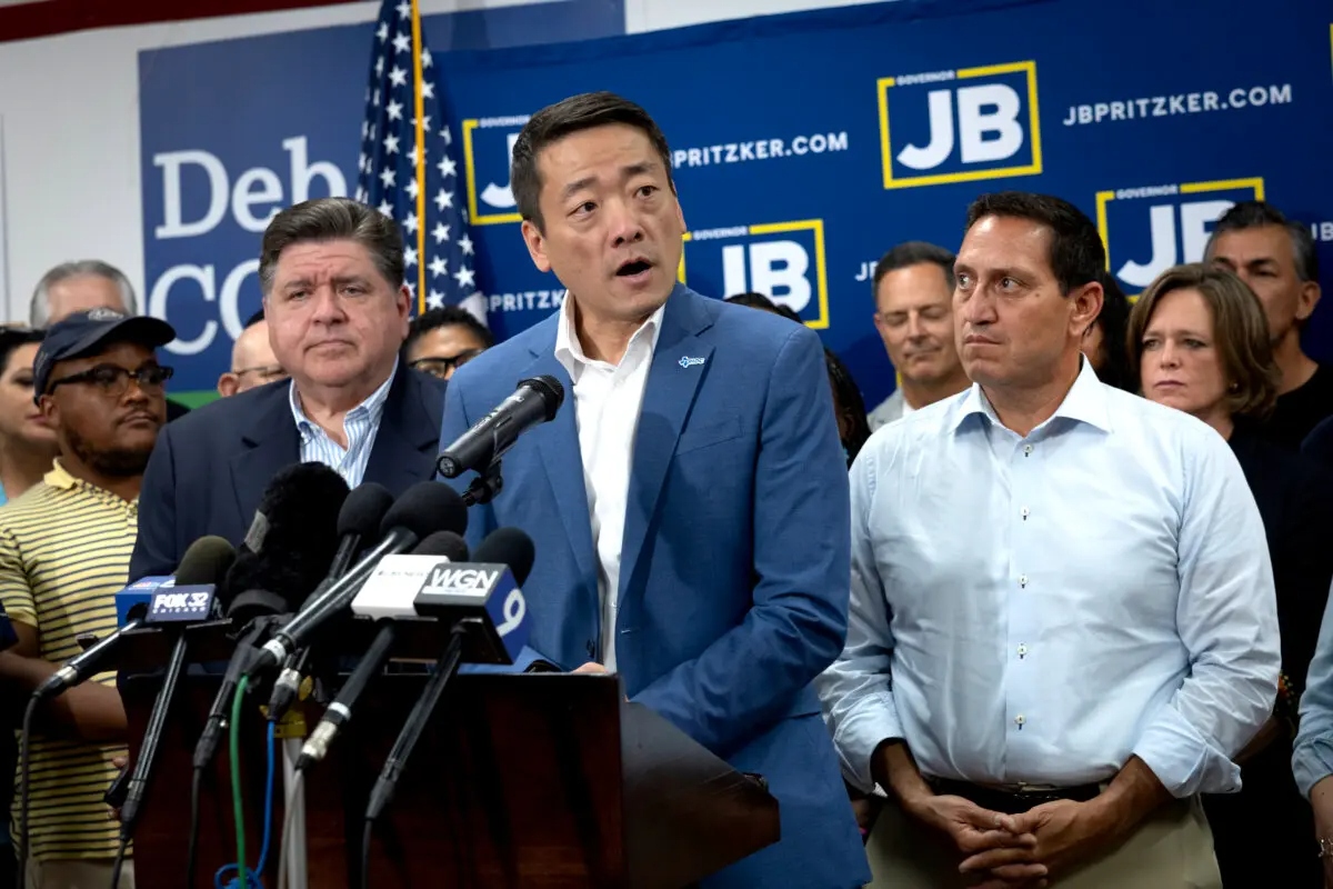 El gobernador de Illinois, JB Pritzker (izquierda), y el representante de Texas Trey Martínez Fischer (derecha) escuchan al presidente del Caucus Demócrata de la Cámara de Representantes de Texas, Gene Wu, durante una rueda de prensa en la sede del Partido Demócrata del condado de DuPage, en Carol Stream (Illinois), el 3 de agosto de 2025. (Scott Olson/Getty Images)