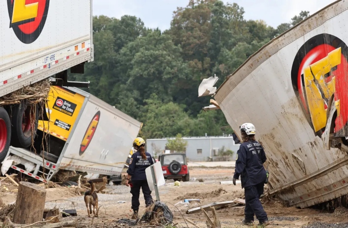 Trabajadores de la FEMA en Asheville, Carolina del Norte, en una fotografía de archivo sin fecha. (Mario Tama/Getty Images)