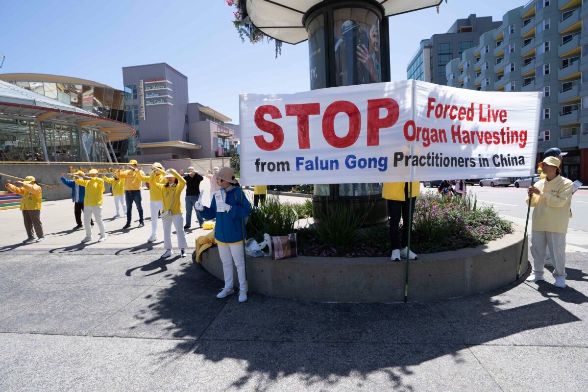 Practicantes de Falun Gong frente al Centro Moscone de San Francisco el 4 de agosto. (Gary Wang/The Epoch Times).