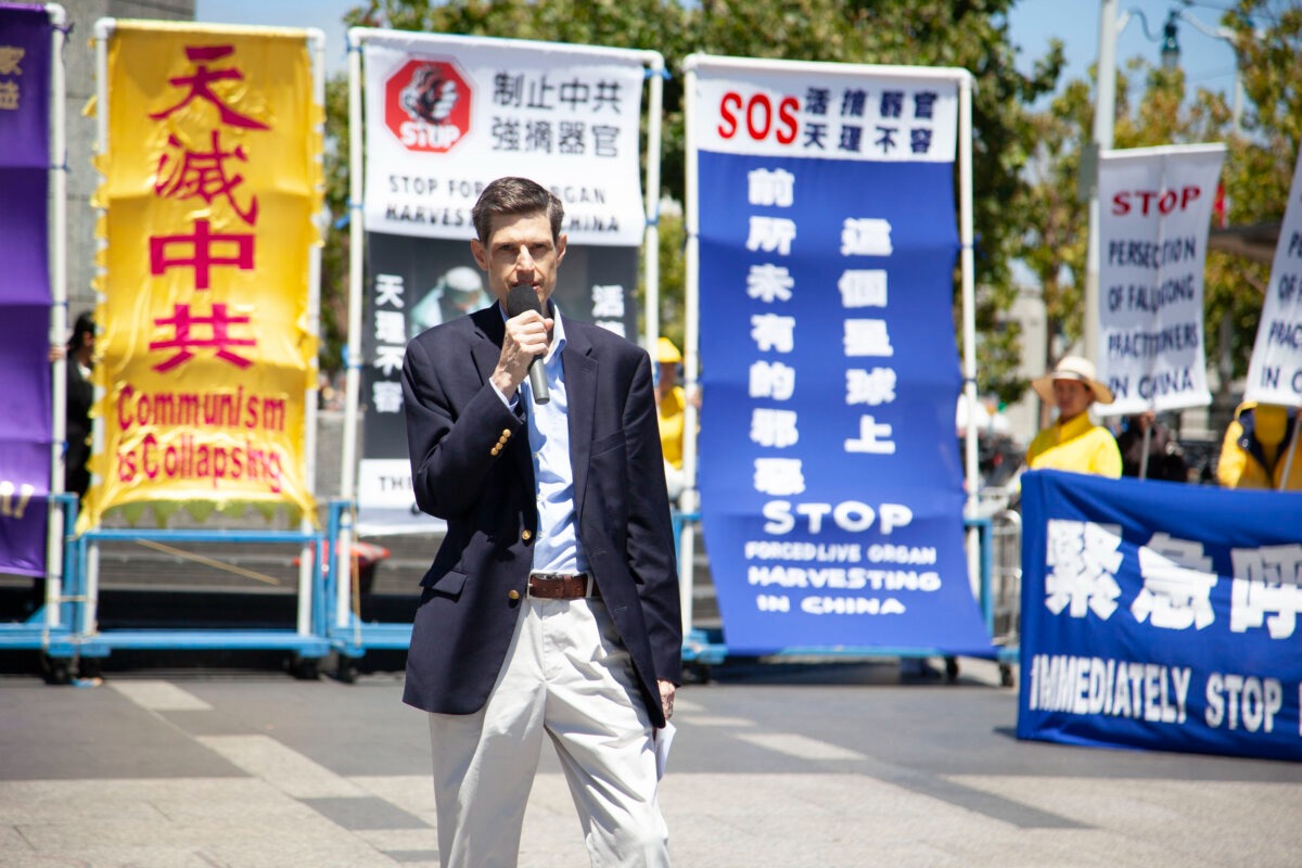 Torsten Trey, director médico y fundador de Médicos contra la Extracción Forzada de Órganos, habla en la manifestación del 2 de agosto. (Lear Zhou/The Epoch Times).