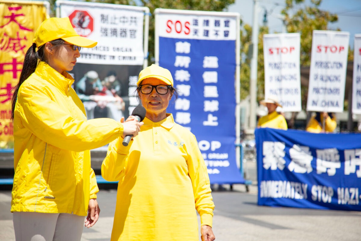 El profesor jubilado Litong Shi habla en la manifestación del 2 de agosto en San Francisco. (Lear Zhou/The Epoch Times).