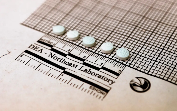 Pastillas sospechosas de ser fentanilo se colocan en un gráfico para medir su tamaño en la Oficina Regional Noreste de la Administración para el Control de Drogas (DEA), en Nueva York, el 8 de octubre de 2019. (Don Emmert/AFP a través de Getty Images)