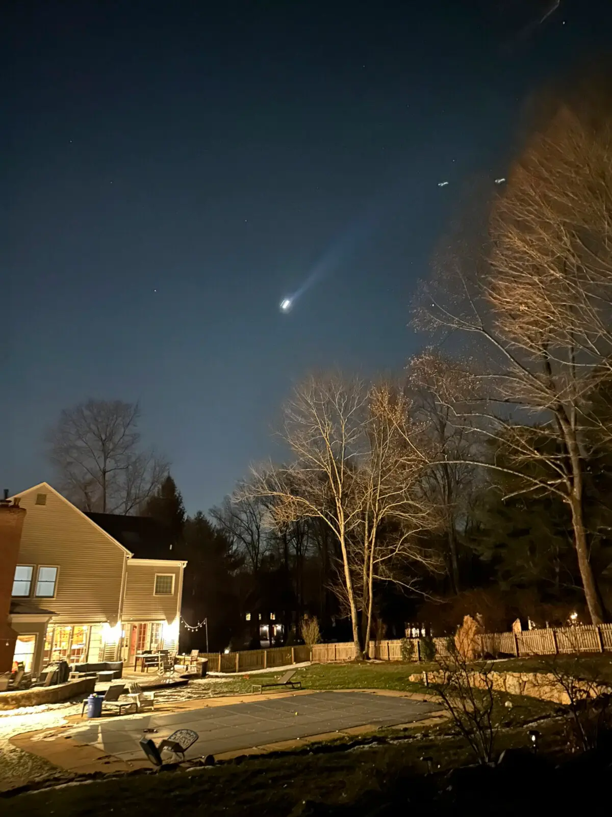 Varios drones sobre Bernardsville, Nueva Jersey, el 5 de diciembre de 2024 (Brian Glenn/TMX vía AP).