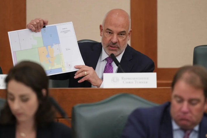 El representante estatal de Texas Chris Turner sostiene un mapa durante una audiencia pública sobre la redistribución de distritos electorales en Austin, Texas, el 1 de agosto de 2025. (Eric Gay/AP Photo)