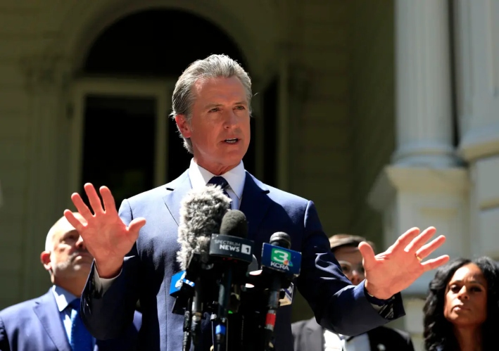 El gobernador Gavin Newsom habla durante una rueda de prensa con legisladores de Texas en la Mansión del Gobernador en Sacramento, California, el 25 de julio de 2025. Se reunieron para discutir cuestiones relacionadas con la redistribución de distritos. (Justin Sullivan/Getty Images)