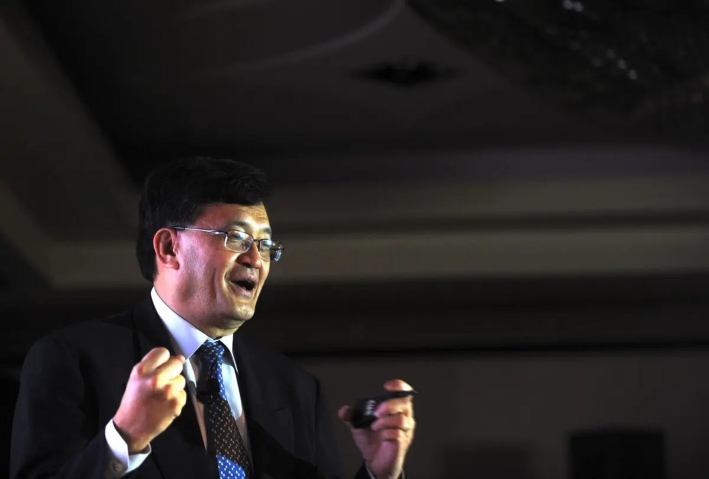 El director ejecutivo de Cadence Design, Lip-Bu Tan, pronuncia el discurso de apertura durante la conferencia CDN Live en Bangalore, India, el 19 de noviembre de 2009. (Dibyangshu Sarkar/AFP a través de Getty Images)