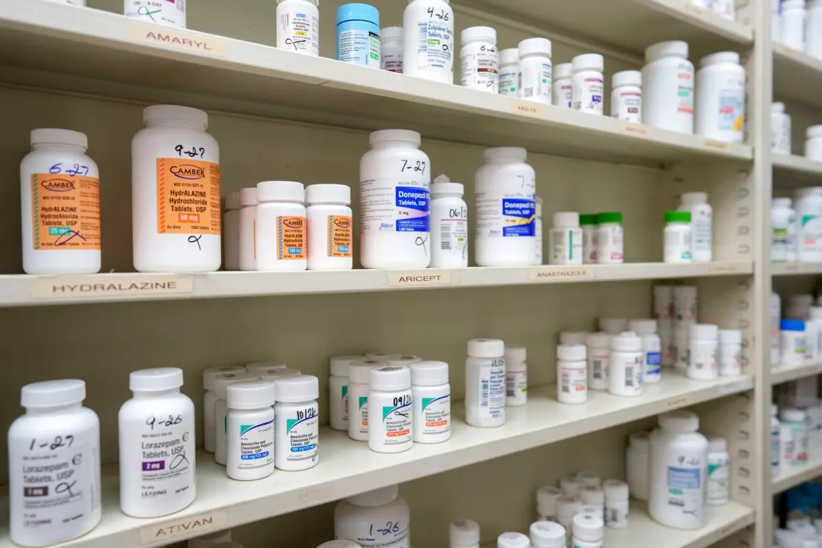 Medicamentos en las estanterías de una farmacia en Los Ángeles, California, el 12 de mayo de 2025. (Eric Thayer/Getty Images)