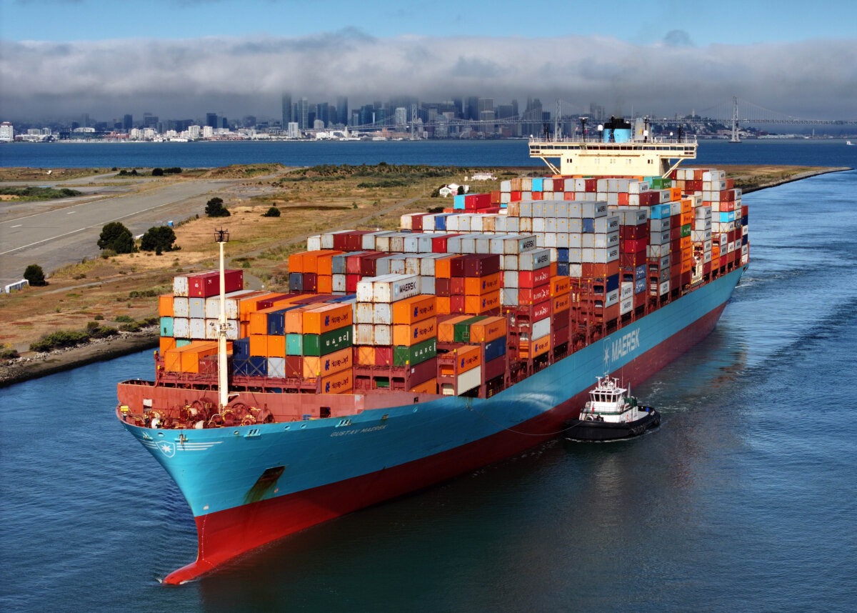 Un buque portacontenedores llega al puerto de Oakland, en Oakland (California), el 1 de agosto de 2025. (Justin Sullivan/Getty Images).