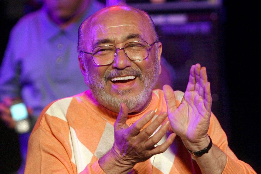 El pianista estadounidense Eddie Palmieri aplaude el 2 de agosto de 2009 en el Teatro de la Mer de Sete, en el sureste de Francia, durante el festival de música Fiest'A. (RAYMOND ROIG/AFP a través de Getty Images)