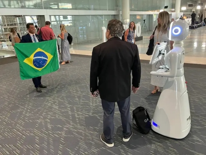 Un robot fotográfico móvil toma una foto de un diputado estatal de una de las 27 asambleas legislativas unicamerales de Brasil durante la Cumbre Legislativa 2025 de la Conferencia Nacional de Legislaturas Estatales, celebrada del 4 al 6 de agosto en el Centro de Convenciones y Exposiciones Thomas Michael Menino de Boston, a la que asistieron 375 legisladores estatales y provinciales de 44 países. (John Haughey/The Epoch Times)