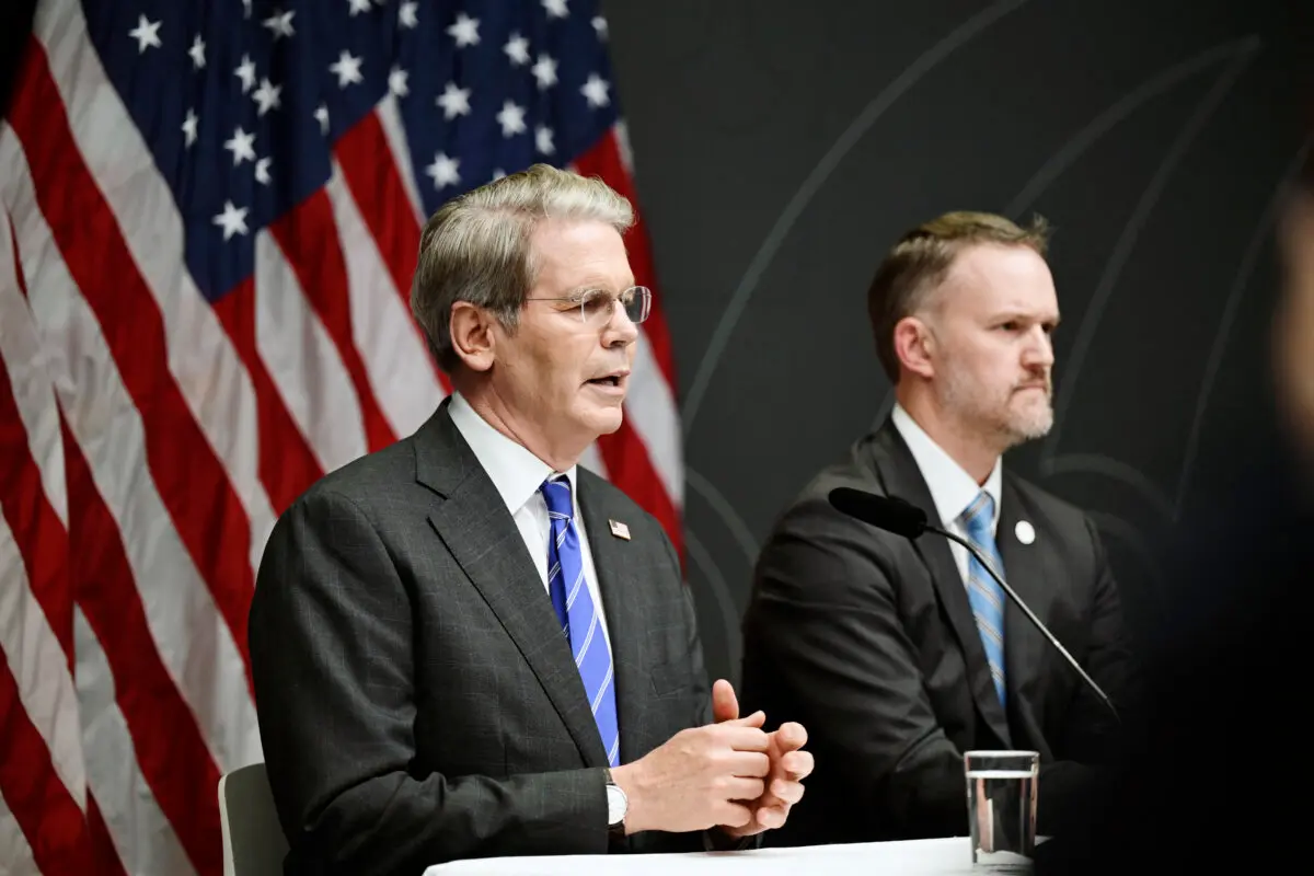 El secretario del Tesoro de Estados Unidos, Scott Bessent (izq.), y el representante comercial de Estados Unidos, Jamieson Greer, se dirigen a una conferencia de prensa en Rosenbad tras la conclusión de las conversaciones comerciales entre Estados Unidos y China, en Estocolmo, Suecia, el 29 de julio de 2025. (Magnus Lejhall/TT News Agency/AFP vía Getty Images)