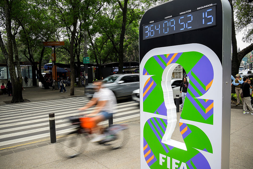 Un ciclista pasa junto al reloj con la cuenta regresiva para la Copa Mundial de la FIFA 2026 en el Paseo de la Reforma, en la Ciudad de México, el 11 de junio de 2025. (RODRIGO OROPEZA/AFP a través de Getty Images)