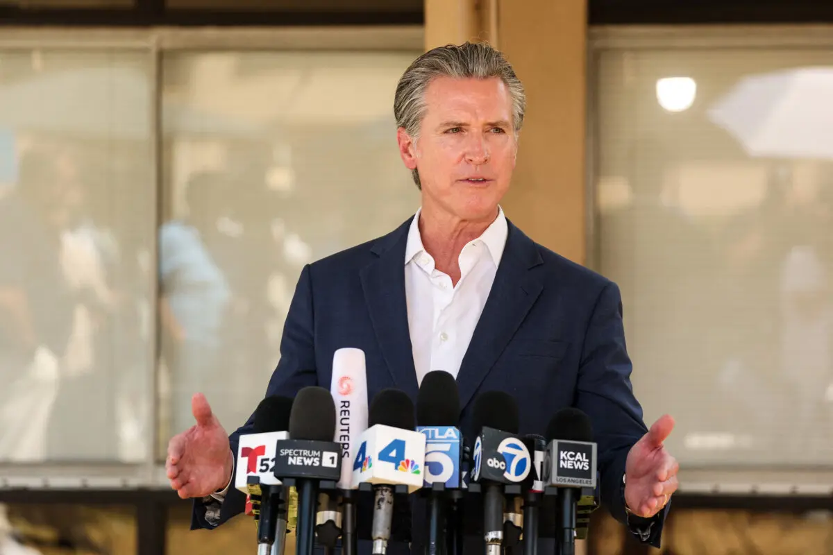 El gobernador Gavin Newsom habla en Downey, California, el 16 de julio de 2025. (Patrick T. Fallon/AFP a través de Getty Images)