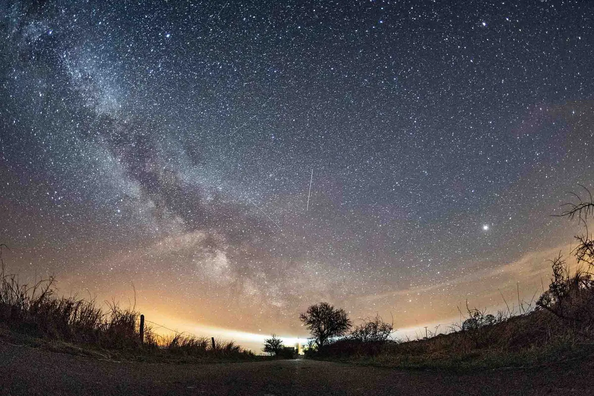 Una lluvia de meteoritos fotografiada desde Burg auf Fehmarn, en la isla báltica de Fehmarn, al norte de Alemania. Daniel Reinhardt vía Getty Images.