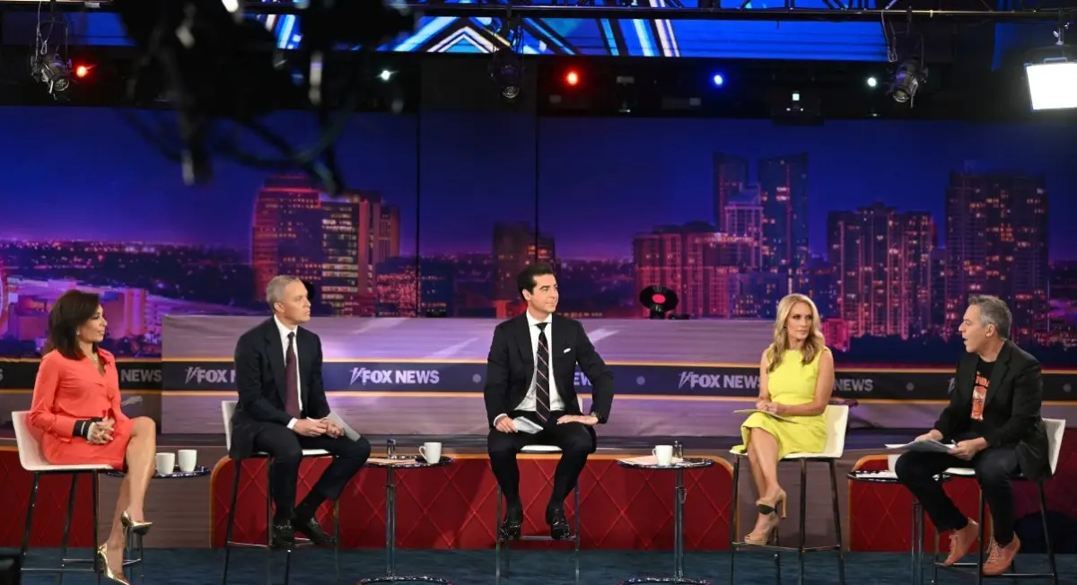 (De izquierda a derecha) Jeanine Pirro, Harold Ford Jr., Jesse Watters, Dana Perino y Greg Gutfeld hablan en el escenario durante los Premios FOX Nation Patriot 2022 en el Hard Rock Live del Seminole Hard Rock Hotel & Casino Hollywood en Hollywood, Florida, el 17 de noviembre de 2022. (Jason Koerner/Getty Images).