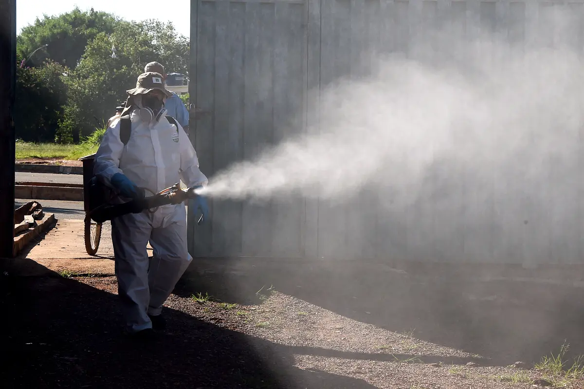 Un empleado de la Fundación Nacional de Salud de Brasil fumiga contra el mosquito Aedes aegypti, vector de los virus del dengue, la fiebre chikungunya y el zika, en Gama, a 28 millas al sur de Brasilia, el 17 de febrero de 2016. (Evaristo Sa/AFP/Getty Images)
