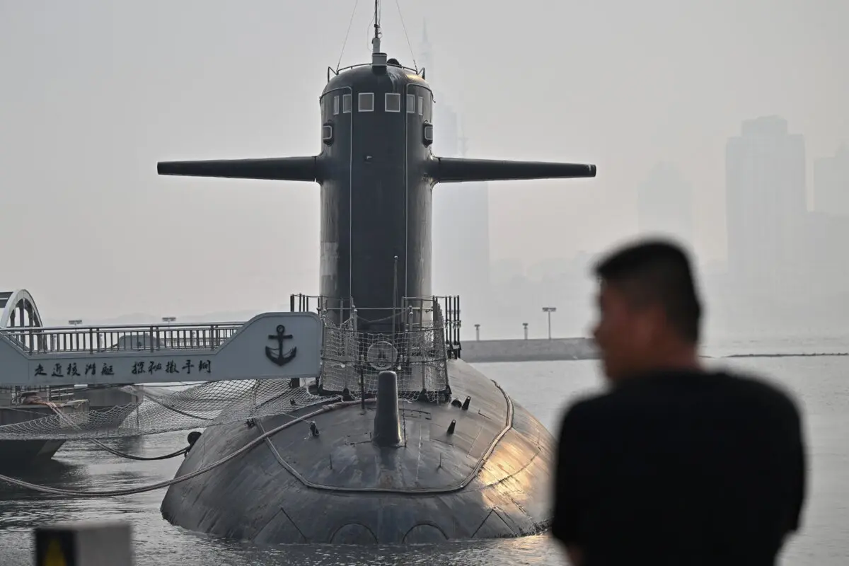 Un hombre observa un submarino durante una visita de los medios de comunicación al Museo Naval del EPL, organizada por la Armada del Ejército Popular de Liberación de China antes de la reunión de ministros de Defensa de los Estados miembros de la Organización de Cooperación de Shanghái en Qingdao, provincia de Shandong, China, el 25 de junio de 2025. (Pedro Pardo/AFP a través de Getty Images).