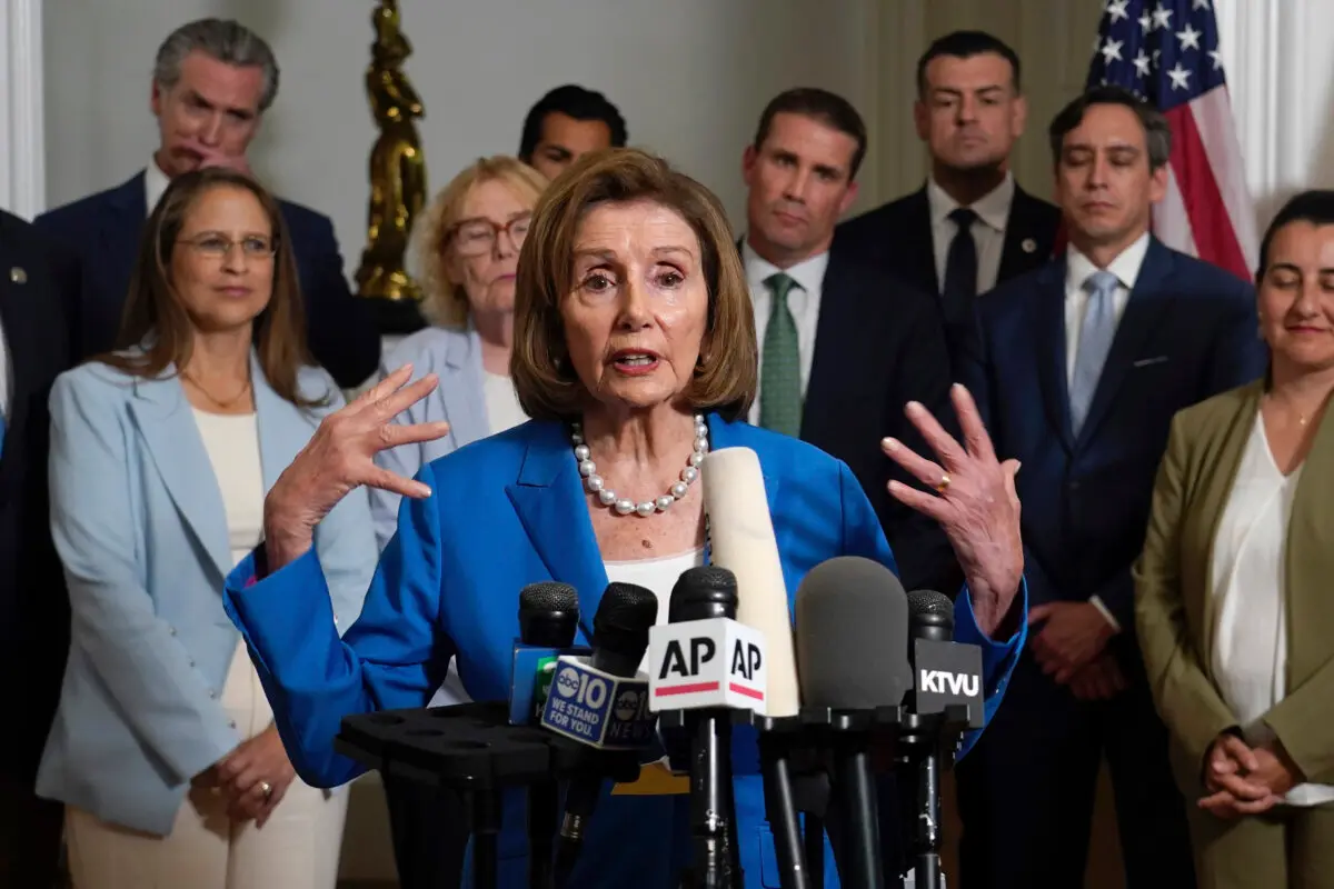 La representante Nancy Pelosi (D-Calif.) habla en apoyo de los legisladores demócratas de Texas por su abandono de la sala para bloquear la votación de un plan de redistribución de distritos electorales impulsado por el presidente Donald Trump, durante una rueda de prensa en Sacramento, California, el 8 de agosto de 2025. (Rich Pedroncelli/Foto de AP)