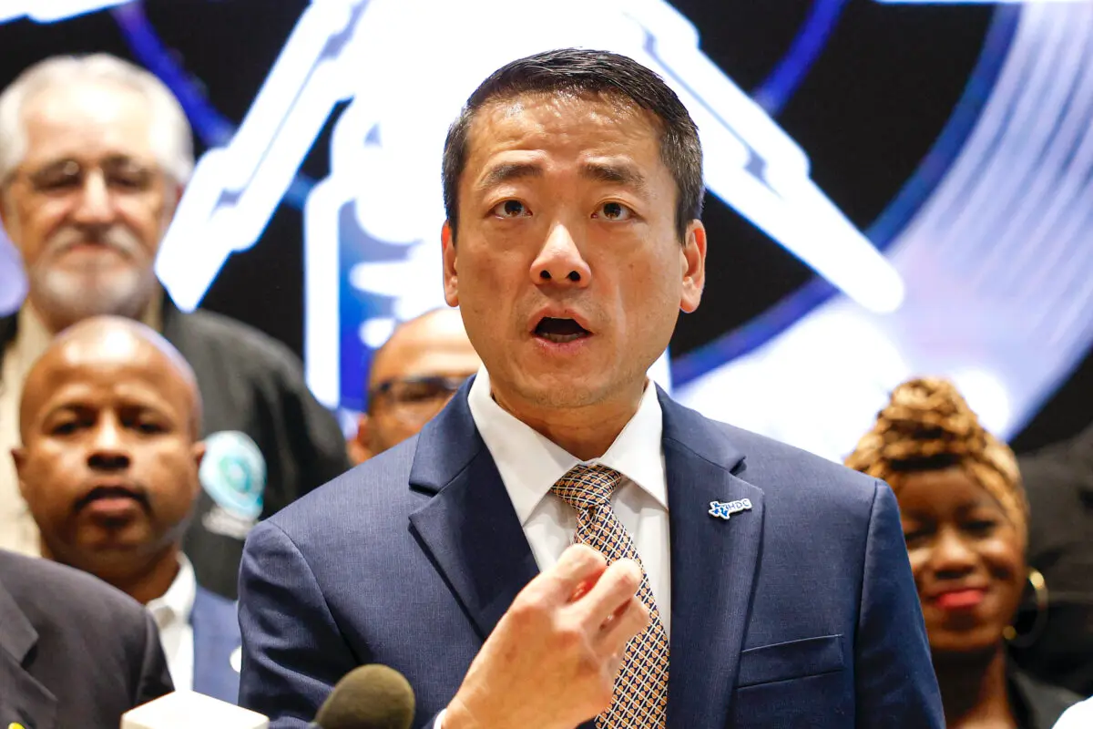 El representante de Texas Gene Wu habla ante los miembros demócratas del Congreso y los demócratas de la Cámara de Representantes de Texas durante una rueda de prensa, después de que abandonaran su estado para negar a los republicanos el quórum necesario para rediseñar los 38 distritos electorales del estado, en el sindicato local 701 de la IBEW en Warrenville, Illinois, el 4 de agosto de 2025. (Kamil Krzaczynski/AFP a través de Getty Images)