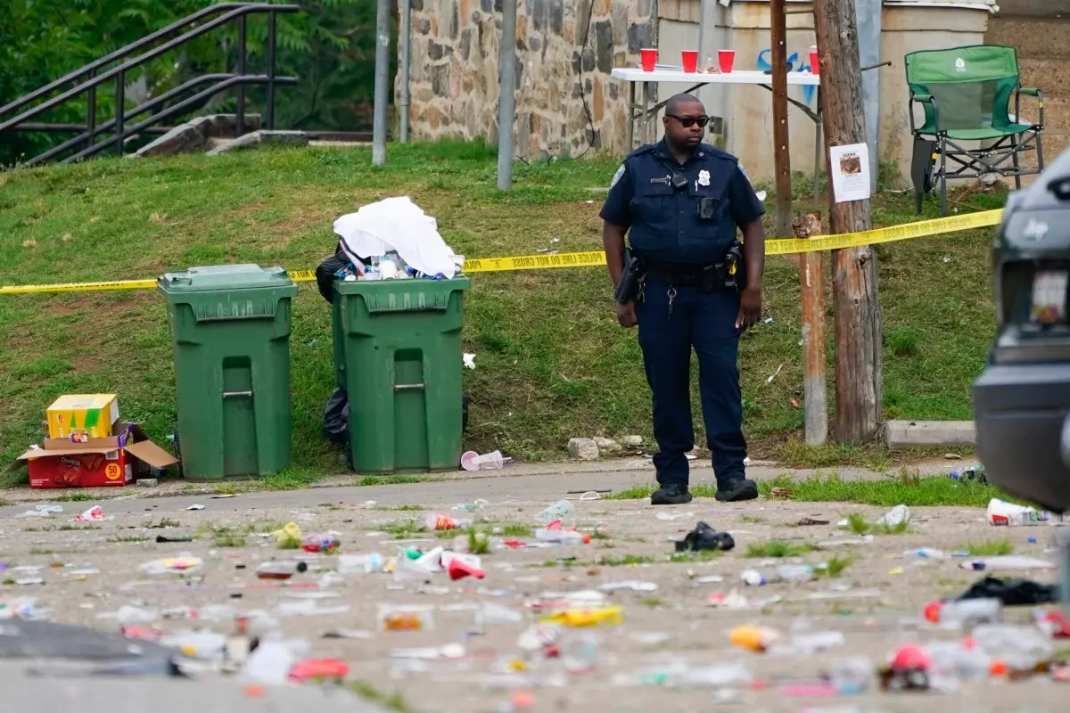 Un agente de policía en el lugar de un tiroteo en el distrito sur de Baltimore el 2 de julio de 2023. (Julio Cortez/AP Photo)