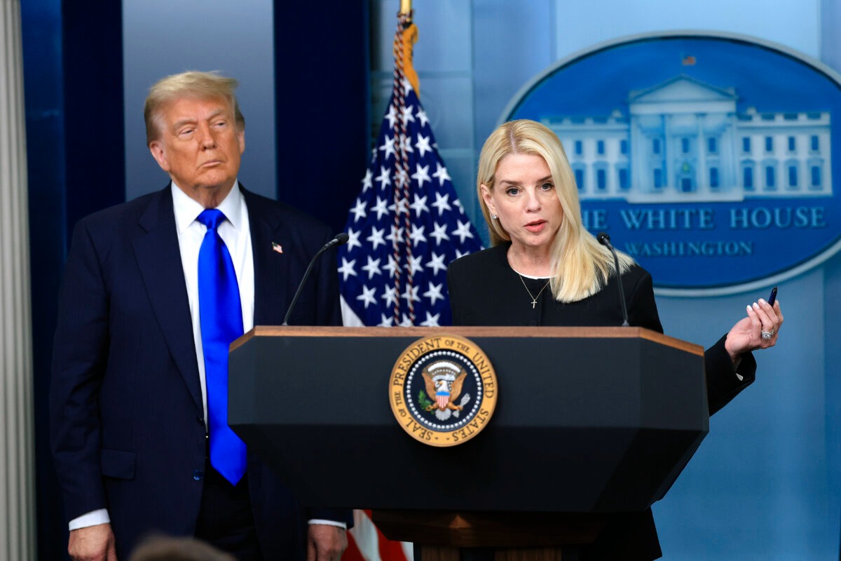 La fiscal general Pam Bondi habla junto al presidente Donald Trump sobre las recientes sentencias de La Corte Suprema, en la sala de prensa de la Casa Blanca el 27 de junio de 2025. (Joe Raedle/Getty Images).