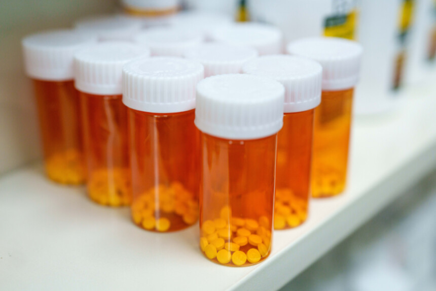 Medicamentos almacenados en las estanterías de una farmacia de Los Ángeles el 12 de mayo de 2025. (Eric Thayer/Getty Images).