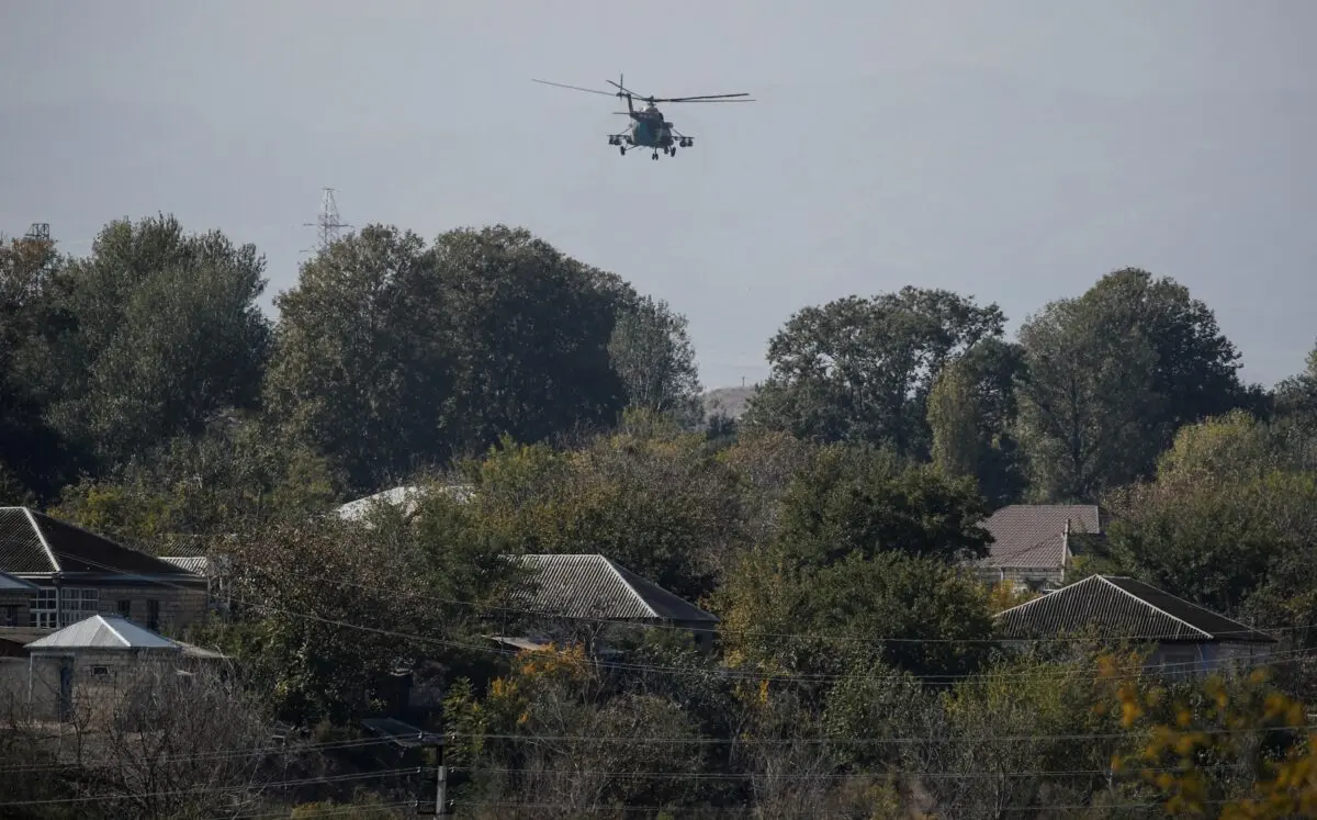 Un helicóptero militar azerbaiyano vuela durante los combates en la región de Nagorno-Karabaj, cerca de la ciudad de Terter, Azerbaiyán, el 23 de octubre de 2020. (Umit Bektas/Reuters)