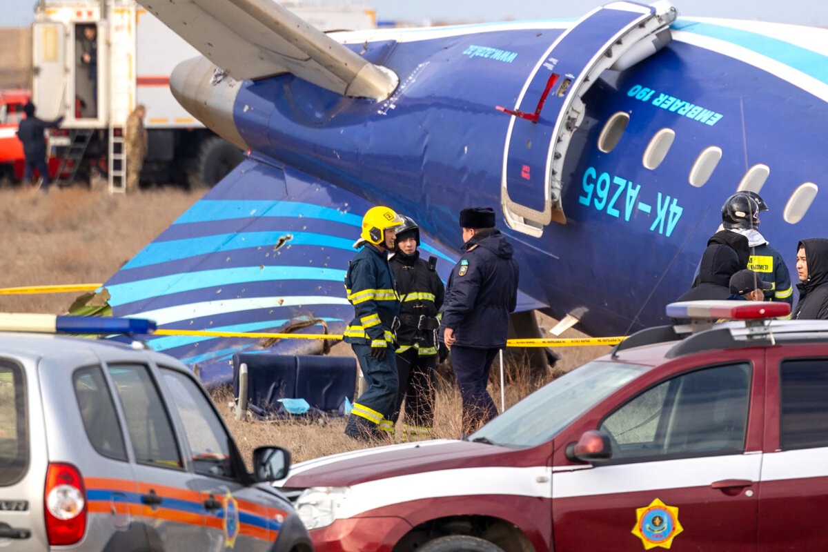 Equipos de emergencia en el lugar del accidente de un avión de pasajeros de Azerbaijan Airlines cerca de la ciudad kazaja de Aktau, Kazajistán, el 25 de diciembre de 2024. (Issa Tazhenbayev/AFP a través de Getty Images).