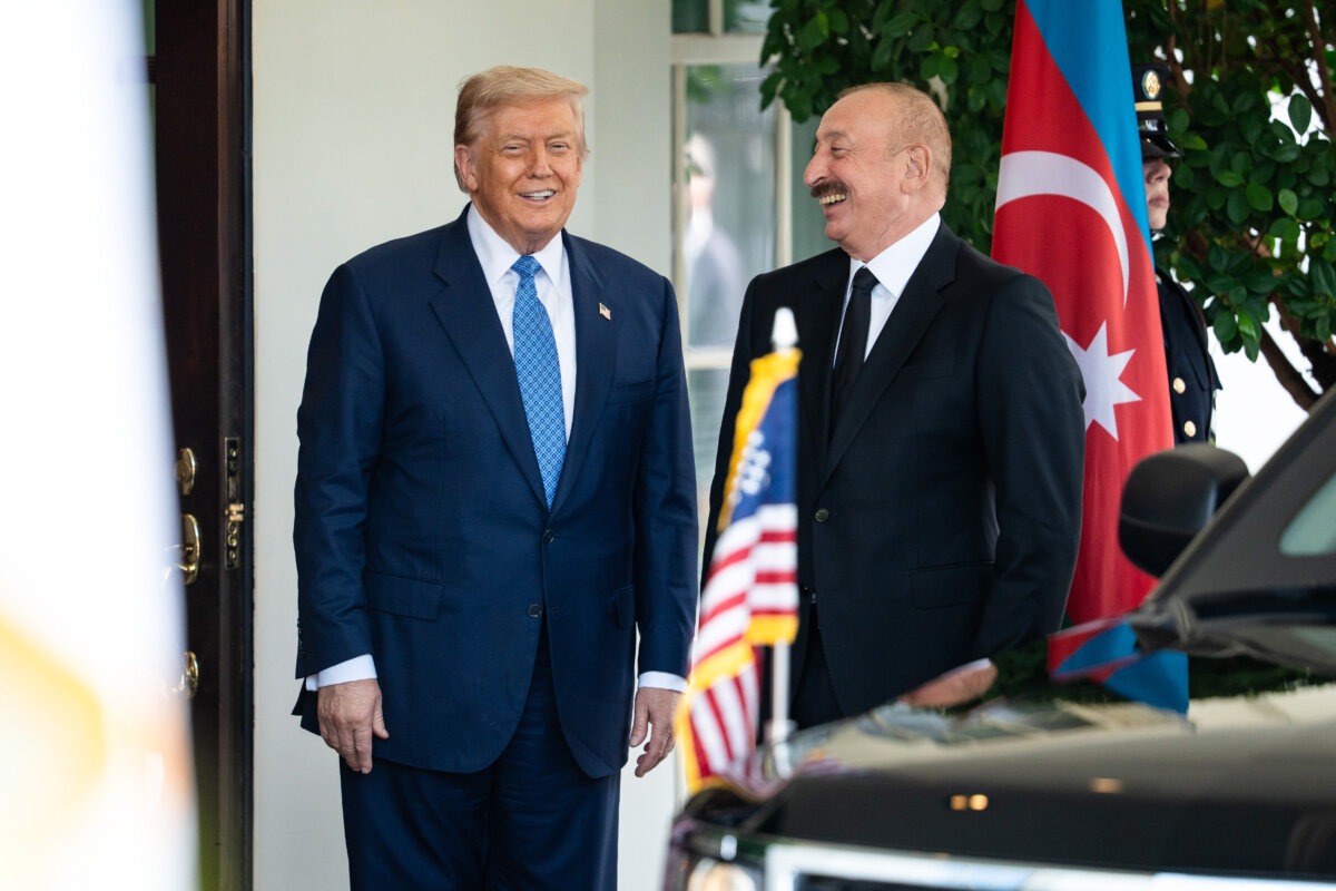 El presidente de los Estados Unidos, Donald Trump, saluda al presidente de Azerbaiyán, Ilham Aliyev, en la Casa Blanca, en Washington, el 8 de agosto de 2025. (Madalina Kilroy/The Epoch Times).