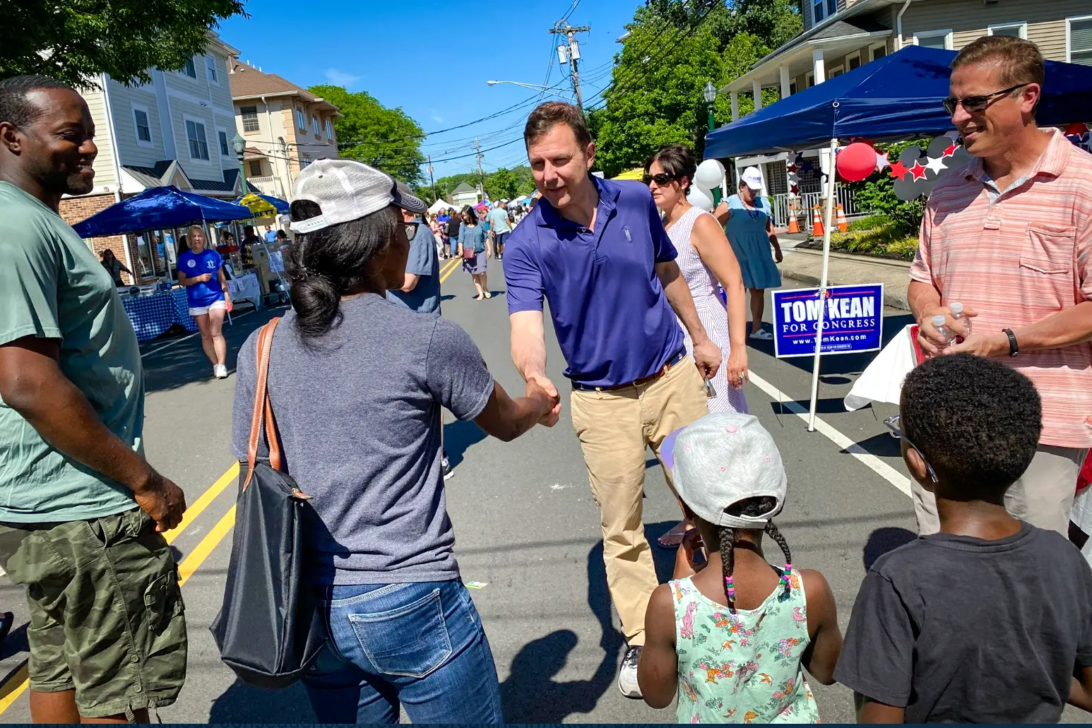 El candidato republicano al Congreso por el distrito 7 de Nueva Jersey, Tom Kean, Jr., que se enfrenta al actual representante Tom Malinowski (D-N.J.) en las elecciones de noviembre, saluda a los votantes durante una fiesta callejera en Berkeley Heights, Nueva Jersey, en junio de 2025. (Cortesía de Tom Kean para el Congreso).