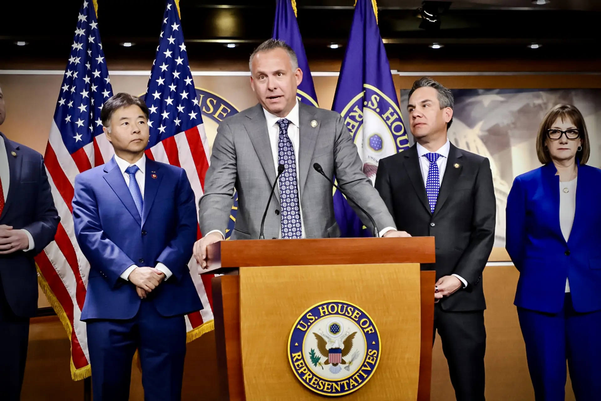 El representante Adam Gray (D-Calif.) analiza los riesgos de los aranceles generales sobre las exportaciones agrícolas durante una rueda de prensa en Washington el 8 de abril de 2025. (Oficina del congresista Adam Gray)