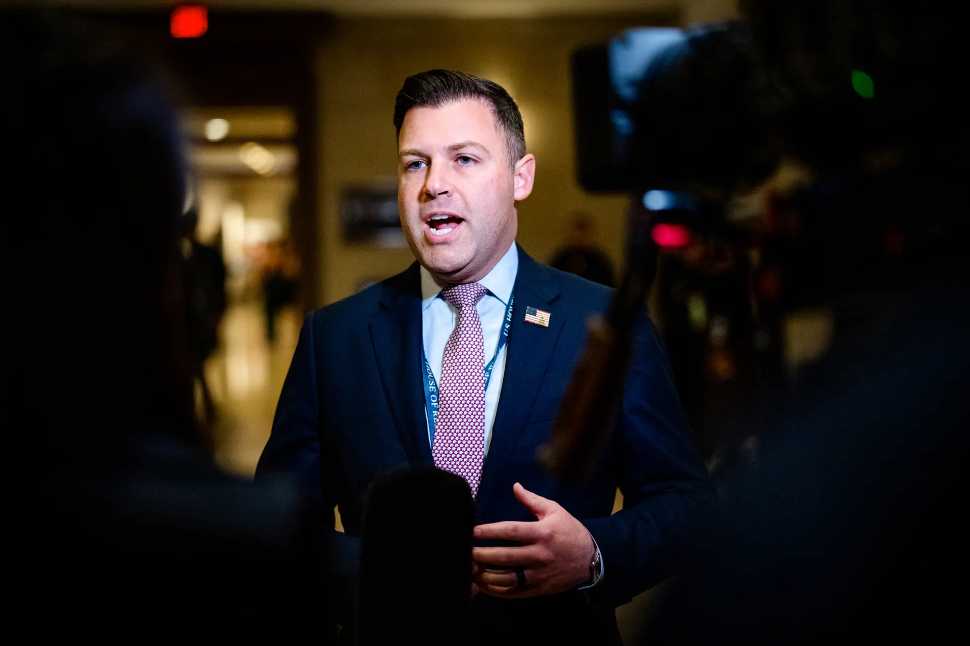 El representante electo Ryan Mackenzie (R-Pa.) habla con un periodista a su llegada a un programa de orientación para nuevos miembros en el Capitolio, en Washington, el 14 de noviembre de 2024. (Andrew Harnik/Getty Images)