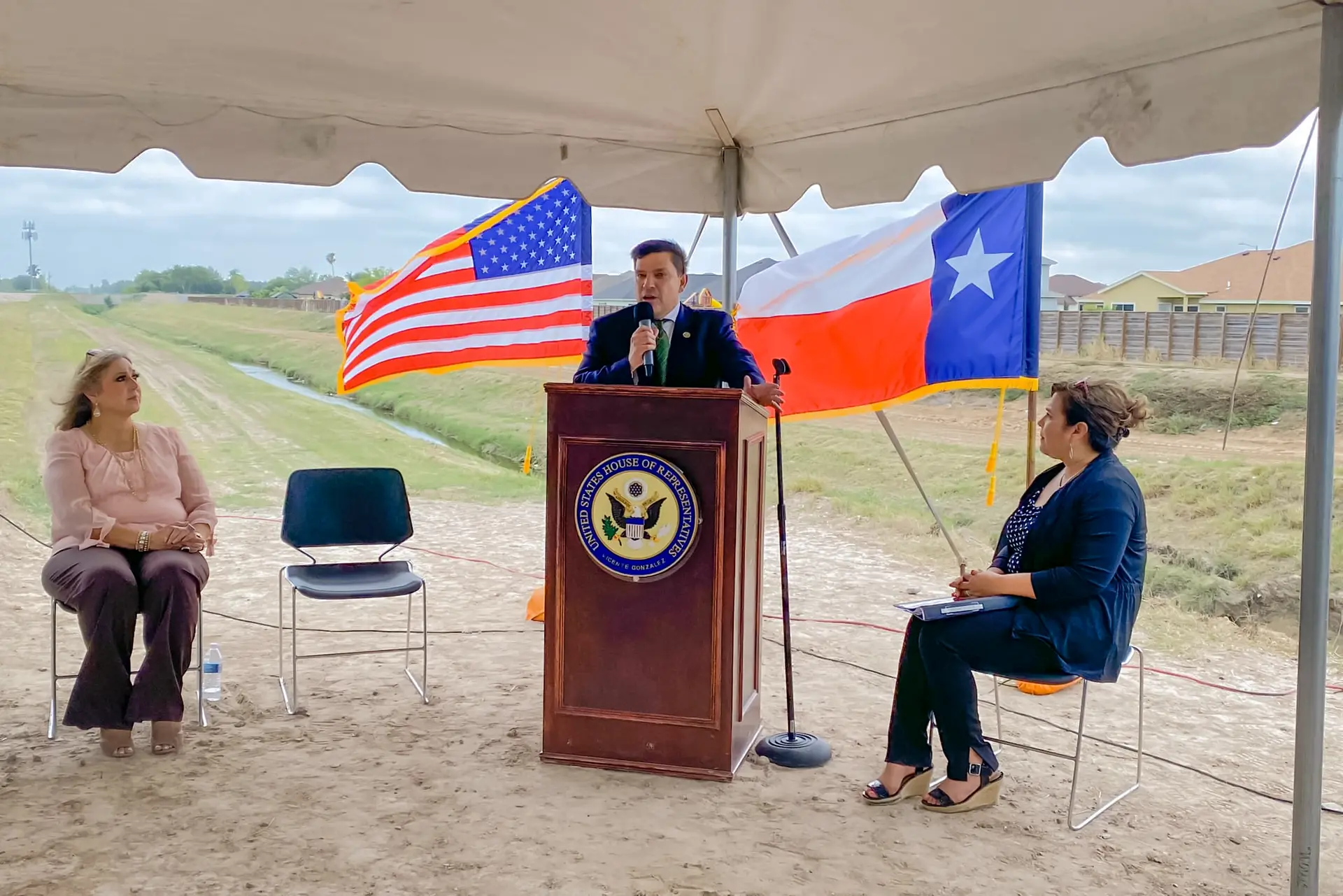 El representante Vicente Gonzalez (D-Texas) habla sobre la financiación del proyecto de ley bipartidista de infraestructuras para la ampliación del drenaje norte en el condado de Hidalgo, Texas, en 2022. (Dominio público)