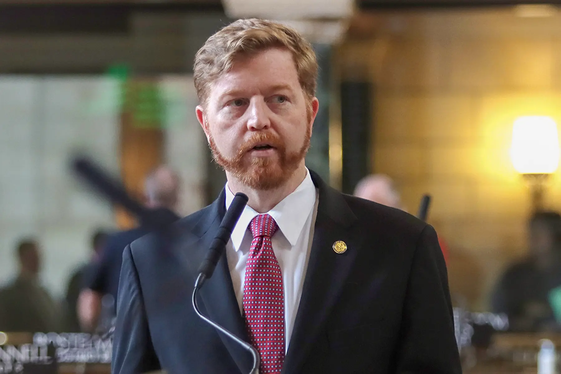(Arriba) El representante Don Bacon (R-Neb.) llega a una reunión de la Conferencia Republicana de la Cámara de Representantes en el Capitolio de los Estados Unidos el 6 de mayo de 2025. El congresista, que ha ocupado el cargo durante cinco mandatos, ha anunciado que no se presentará a la reelección. (Abajo) El senador estatal de Nebraska John Cavanaugh en una imagen de archivo. (Andrew Harnik/Getty Images, Legislatura de Nebraska)