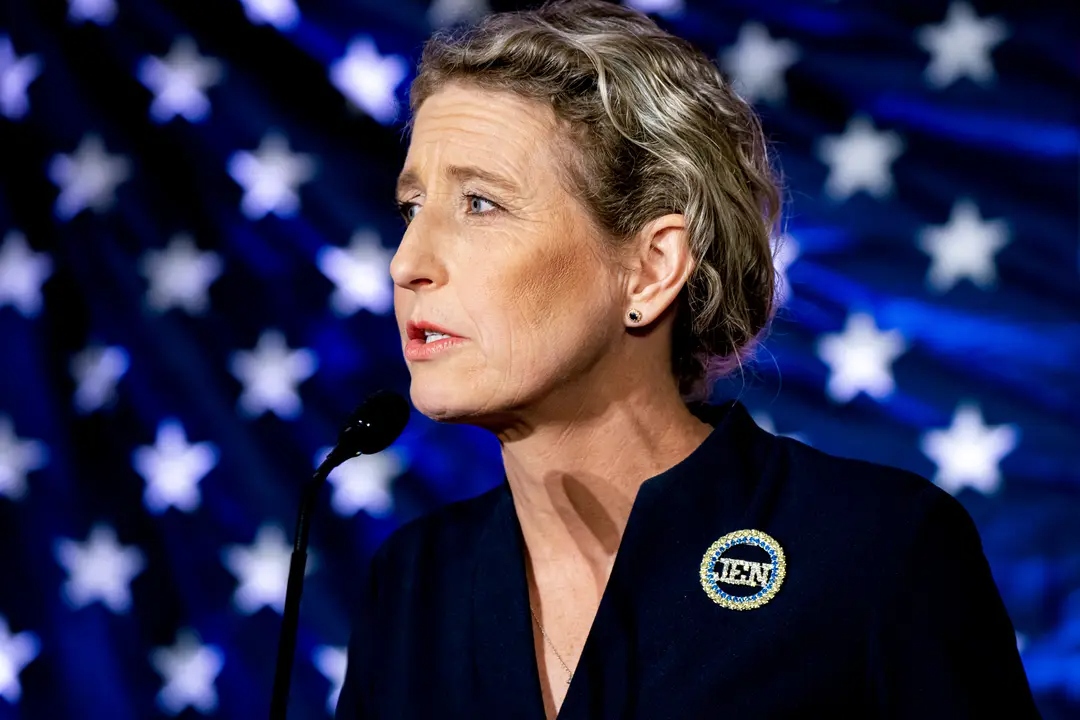 La representante electa Jen Kiggans (R-Va.) celebra su victoria durante un acto electoral en Virginia Beach, Virginia, el 8 de noviembre de 2022. Kiggans, expiloto de helicópteros de la Marina, aspira a un tercer mandato en el segundo distrito congresional de Virginia, que cuenta con una fuerte presencia de la Marina. (Nathan Howard/Getty Images)