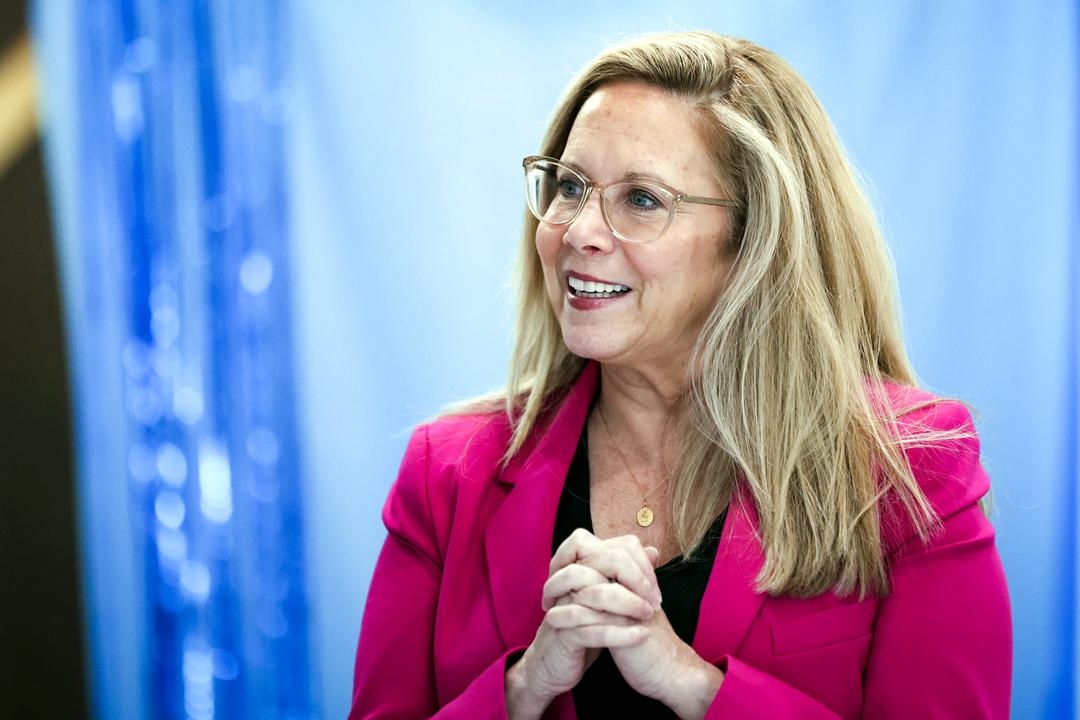 Laura Gillen, candidata demócrata por el 4.º distrito congresional de Nueva York, reacciona antes de una mesa redonda en Freeport, Nueva York, el 24 de octubre de 2024. La actual congresista se enfrenta a dos rivales demócratas en las primarias del partido el 23 de junio. (Heather Khalifa/AP Photo)