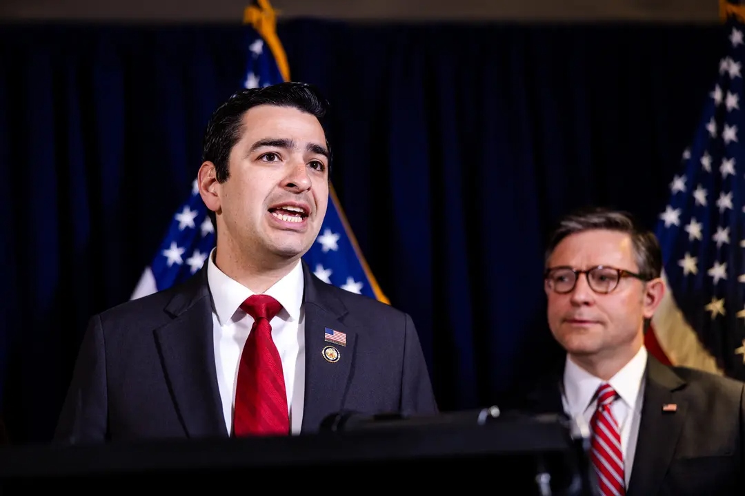 El representante Gabe Evans (R-Colo.) habla en una rueda de prensa en el Comité Nacional Republicano en Washington el 4 de marzo de 2025. (Tierney L. Cross/Getty Images)