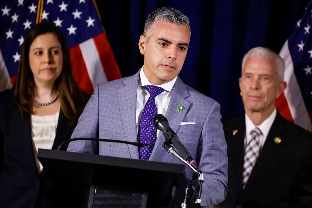 El representante Juan Ciscomani (R-Ariz.) (C) habla con los periodistas tras una reunión del Partido Republicano en el Capitolio, en Washington, el 28 de febrero de 2023. (Chip Somodevilla/Getty Images)