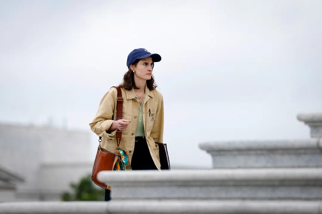 La representante Marie Gluesenkamp Perez (D-Wash.) llega para una serie de votaciones en el Capitolio de Estados Unidos el 25 de septiembre de 2024. Pérez es una de los 13 demócratas que se presentan a la reelección en distritos que el presidente Donald Trump, republicano, ganó en 2024. (Anna Moneymaker/Getty Images)
