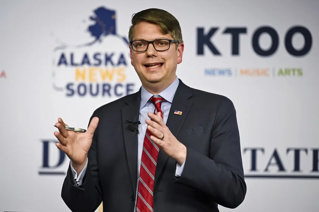El candidato republicano al Congreso Nick Begich responde a una pregunta durante un debate televisado en directo con la actual representante Mary Peltola (D-Alaska) en Alaska Public Media, en Anchorage, Alaska, el 10 de octubre de 2024. (Bill Roth/Archivo/Anchorage Daily News vía AP)