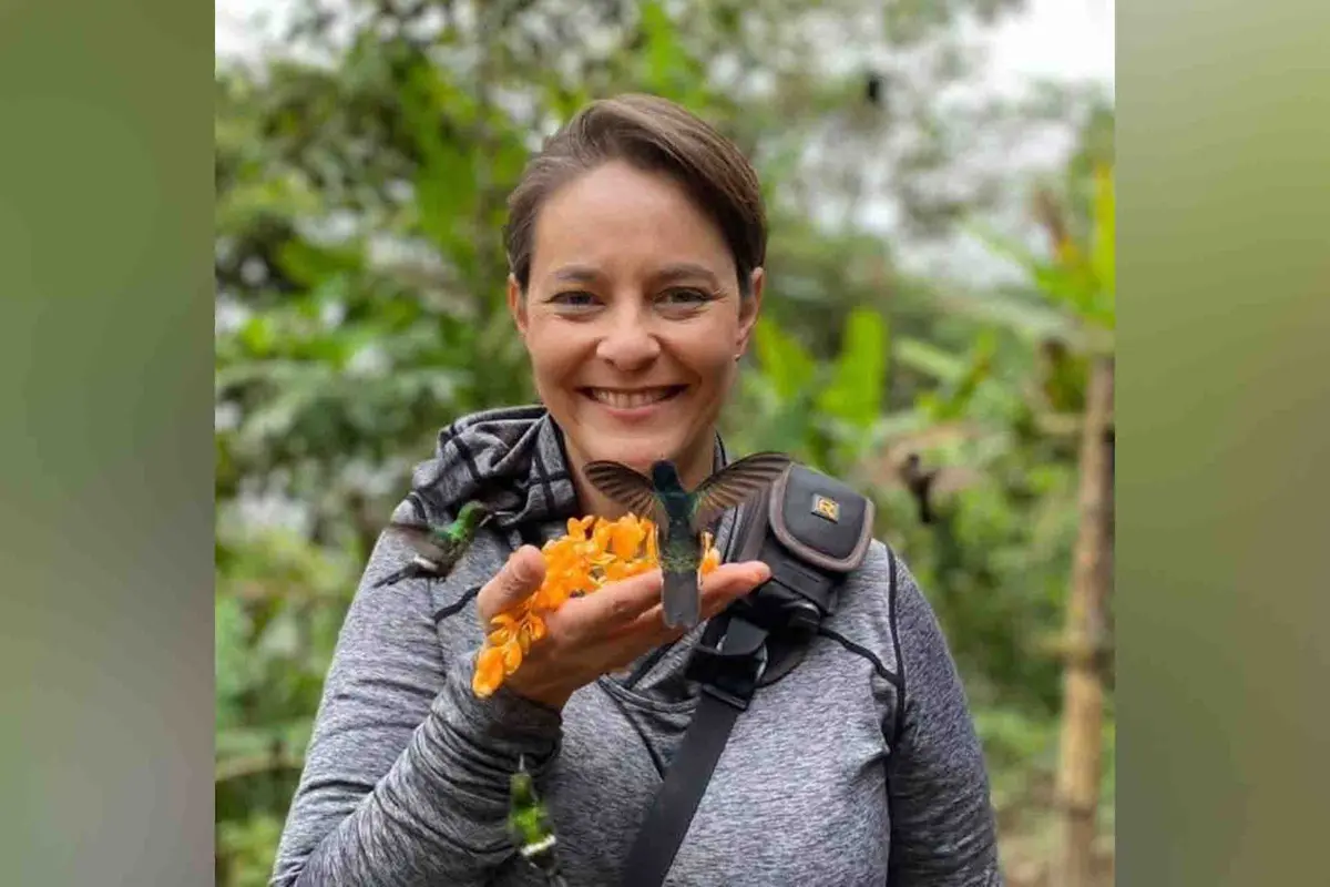 Una foto reciente de la fotógrafa con un colibrí. (Cortesía de Claudia Brasileiro).